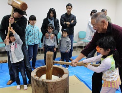 「育てたもち米で、親子餅つき交流」の画像