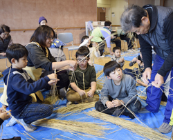 「正月準備 盛ん－しめ飾り講習、伝統の技学ぶ」の画像