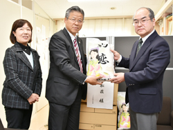 「餅やタオルなど、福祉施設へ寄贈」の画像