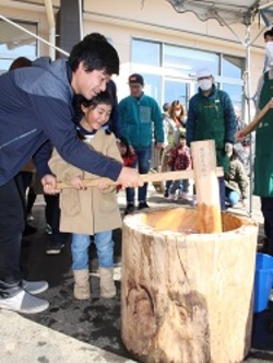 「親子で一緒に、餅つき楽しむ」の画像