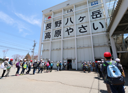 「小学生が校外授業、野菜の集荷場見学」の画像