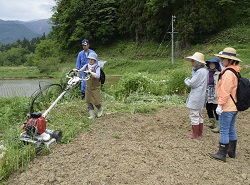 「農機具の講習会、耕運機など実演」の画像