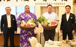 「出羽海部屋に農畜産物贈る」の画像