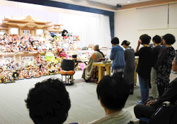 「大切な人形など、手を合わせ供養」の画像