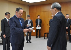 「教育奨学基金に、退任2氏が寄付」の画像