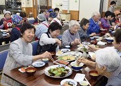 「手作り料理囲み、地域住民と交流」の画像