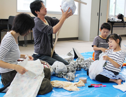 「親子がかかし作り」の画像