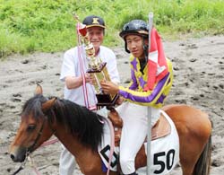 「競走馬やポニー、夏の高原駆ける」の画像