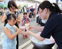 「夏祭りに出店、氷カフェ販売」の画像
