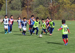 「松本山雅サッカークリニックで児童ら楽しくプレー」の画像