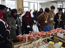 「日本の農業について学ぶ　南アジアの大学生ら訪日」の画像