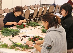 「虹のサークルでクリスマスに向けたリース作り」の画像