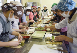 「料理を囲み楽しく交流　女性部中土支部が地域向けイベントを開催」の画像