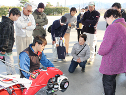 「地域の農業グループに農機メンテナンス講習会開催」の画像