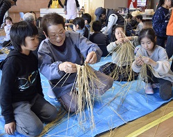 「良い年を迎えられますように　児童とデイサービス利用者がしめ飾りつくる」の画像