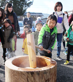 「育てたもち米で餅つき大会開催」の画像