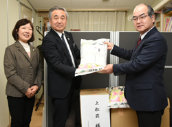 「福祉施設へ米・タオルなど寄贈」の画像