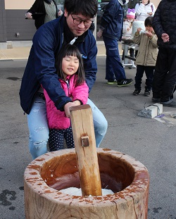 「親子で一緒に「餅つき」体験」の画像