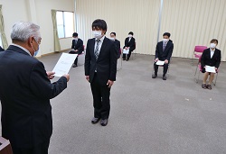 「フレッシュな気持ちで、新採用職員8人が入組式」の画像