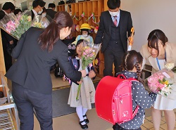 「管内小中学校の新1年生にお花をプレゼント」の画像