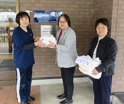 「JA中野市女性部　介護施設「遊湯」に雑巾寄贈」の画像