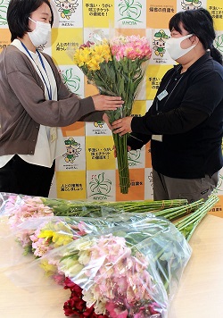 「地元産アルストロメリア購入で花き農家を応援」の画像