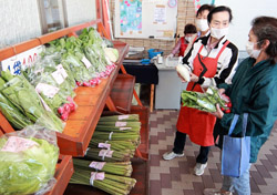 「病院利用者や地域住民に支えられ今年もオープン」の画像