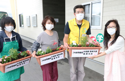 「花の寄せ植え贈る/JA四賀支所食農活動」の画像