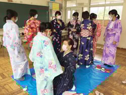 「きものアドバイザー、地元中学生に浴衣着付け」の画像
