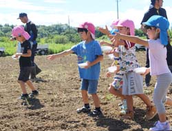 「三穂盛年の会食育事業　三穂保育園のそば蒔き」の画像