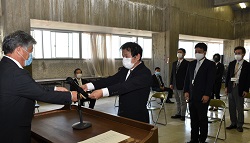 「農産物検査員任命　検査を前に激励」の画像