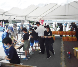 「菅平を元気に　小学生がトウモロコシ販売」の画像