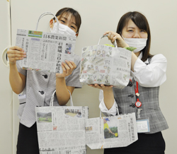 「古新聞でエコバッグ作り、新聞普及運動にも活用」の画像