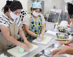 「仲間と楽しく「すあま作り」」の画像