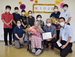 「最高齢104歳の誕生日をお祝い、老健施設すずたけ」の画像