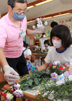 「地元産の花でアレンジ楽しむ」の画像