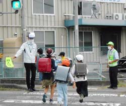 「児童の道路横断サポート　職員が交通安全呼び掛け」の画像