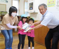 「保育園児にお菓子のプレゼントで次世代交流」の画像