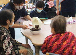 「利用者の長寿祝う　塩田デイサービスで敬老会」の画像