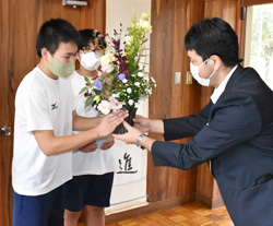 「21校に花贈る、花き農家と学生を応援」の画像