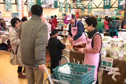 「直売所で加工品PR、生産者自ら試食販売」の画像